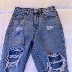 PRETTYLITTLETHING RIPPED DENIM JEANS